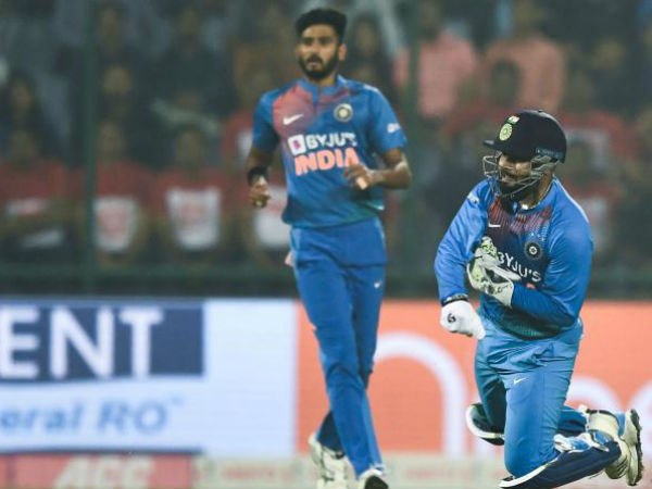 బౌలర్ను లేదా వికెట్ కీపర్ని విశ్వసించాలి