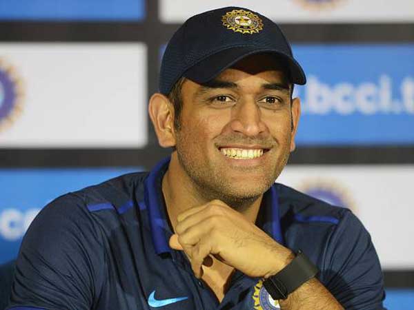 ధోనియే అత్యుత్తమ కెప్టెన్ అని శాస్త్రి కితాబు