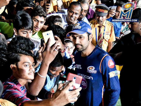 అభిమానులతో రోహిత్ శర్మ