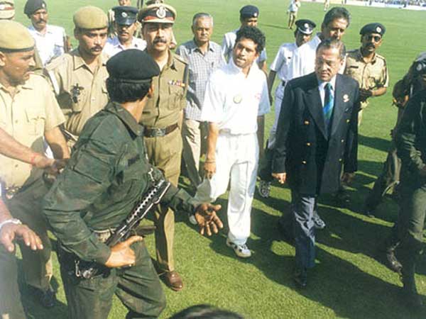 స్టేడియం మొత్తం కలియ తిరిగిన సచిన్