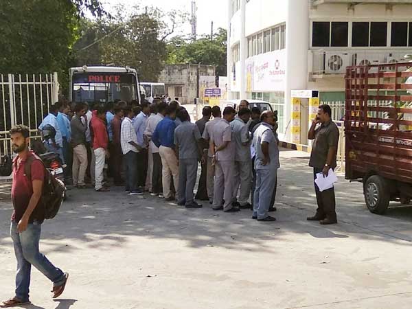 పోలీసులు ఆంక్షలు విధించారు