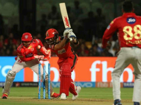 ముజీబ్ రెహ్మాన్ బౌలింగ్లో కోహ్లీ క్లీన్ బౌల్డ్
