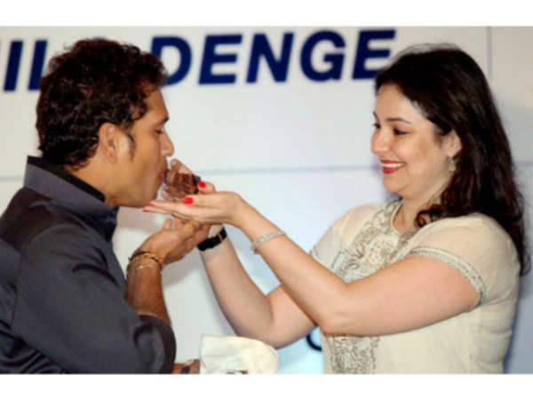 వెంటనే గ్యాలరీలోంచి లేచి వెళ్లిపోయింది: