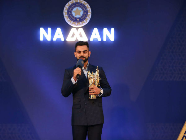 శాస్త్రి చేతుల మీదుగా విరాట్ కోహ్లీ అవార్డు