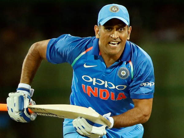 వన్డేల్లో 9,967 పరుగులు చేసిన ధోని
