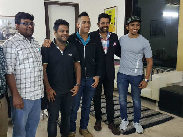ధోనీతో పాటుగా మరో ఐదుగురిని ప్రచారకర్తలుగా