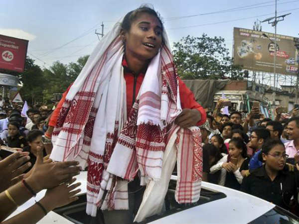 హిమదాస్ను అభిమానందించిన అభిమానులు