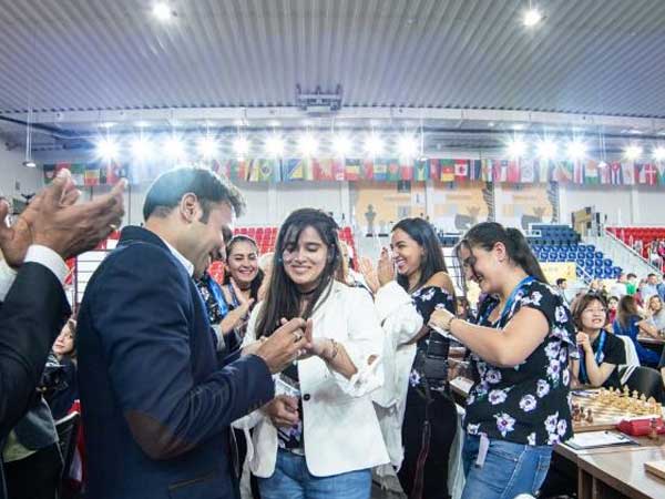ఎంజెలాతో పాటు అక్కడున్నవారంతా ఆశ్చర్యం