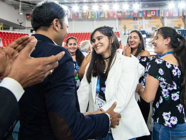 నిక్లేష్ జైన్ మోకాళ్లపై కూర్చోని మరి