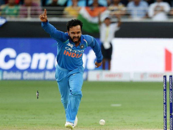 తొలి వికెట్ను తీసిన కేదర్ జాదవ్