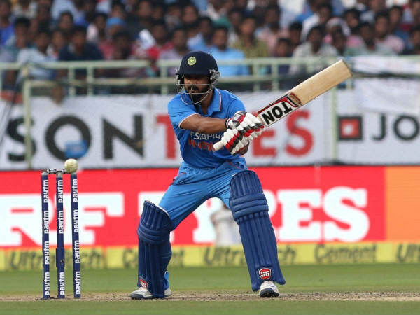 బ్యాట్ ఇరుక్కోవడంతో కుల్దీప్, కేదార్ జాదవ్ ఔట్
