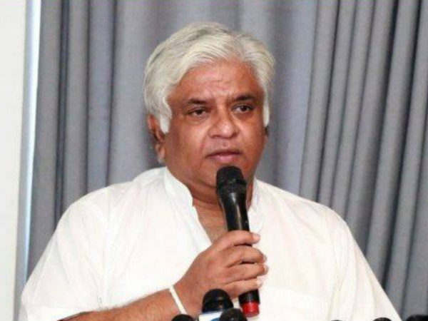 హోటల్ రూం నుంచి బయటికి వచ్చి