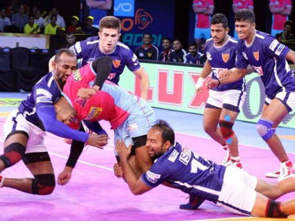 ప్రథమార్ధం ముగిసేసరికి ఢిల్లీ 16-13 ఆధిక్యాన్ని