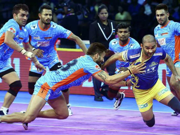 మ్యాచ్ ఆరంభం నుంచి పోటాపోటీగా