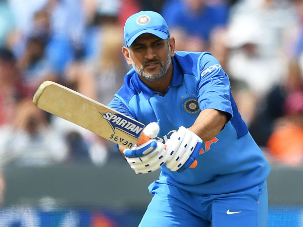 ఆష్లే నర్స్ బౌలింగ్లో మూడో బంతిని లాంగాన్ దిశగా