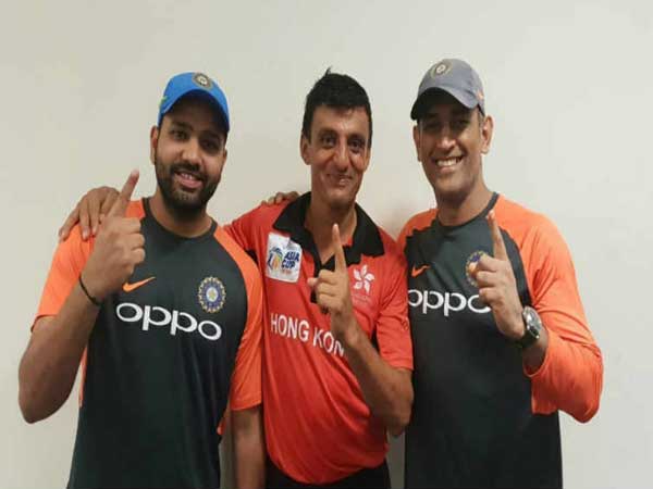 హాంకాంగ్ డ్రెస్సింగ్ రూమ్కి వెళ్లి సందడి