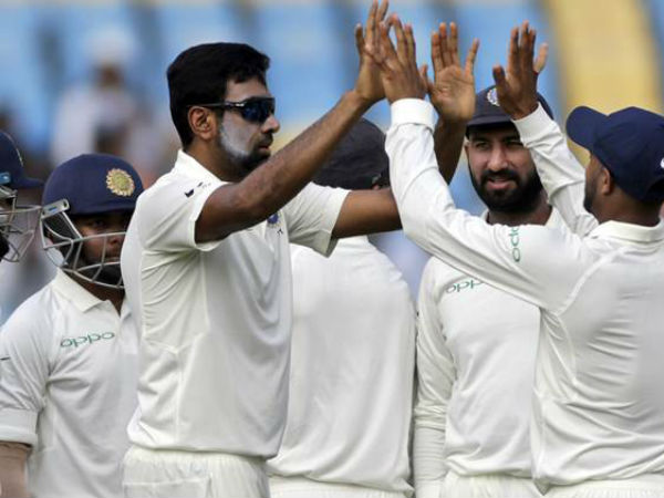 రెండో రోజు 94 పరుగులకే ఆరు వికెట్లు కోల్పోయిన వెస్టిండిస్