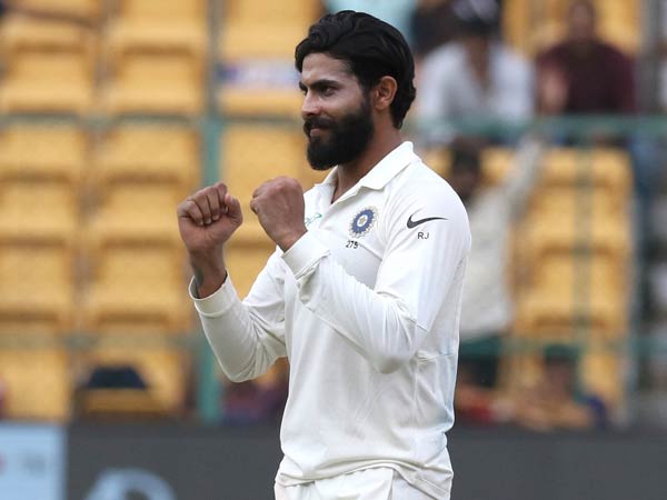 నెమ్మదిగా నడుచుకుంటూ వికెట్ల సమీపానికి