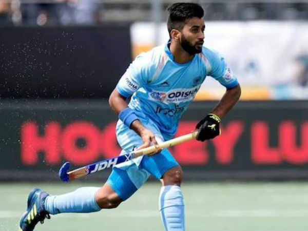 మ్యాచ్ ఆరంభంలోనే పాక్కు పెనాల్టీ కార్నర్
