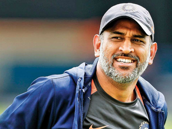 చేతికి ఇవ్వమని కెప్టెన్ రోహిత్కు ధోనీనే