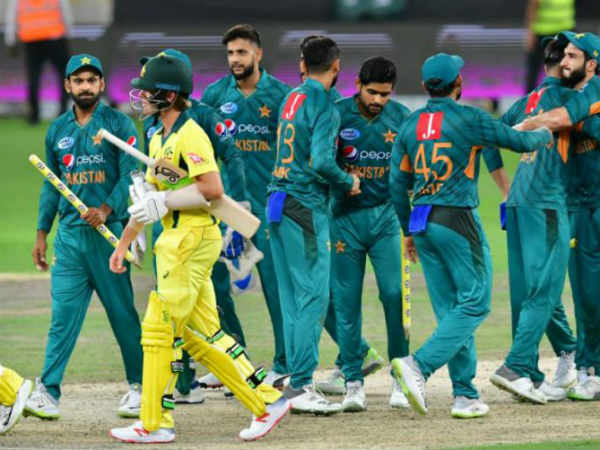 ఇంటర్వెల్స్తో ఆసీస్ జట్టు వికెట్లు కోల్పోతూనే