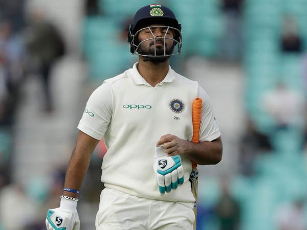 స్కూల్ స్థాయిలో ఆడిన క్రికెట్ జట్టుతో