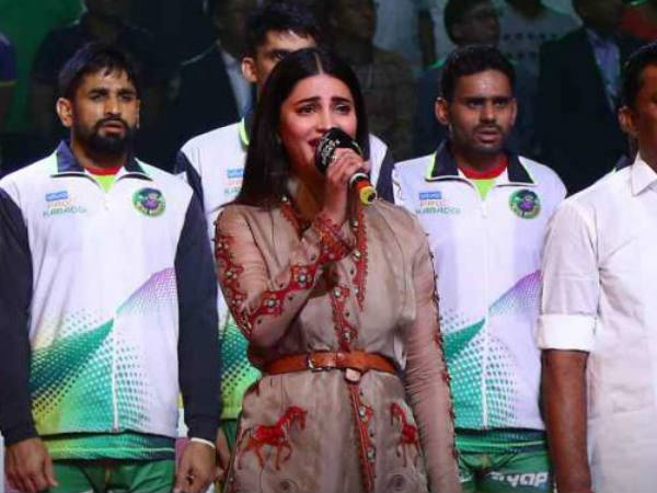 శ్రుతి హాసన్ జాతీయ గీతాన్ని ఆలపించగా
