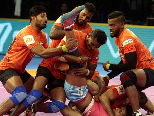 యు ముంబా తరఫున సిద్ధార్థ్ దేశాయ్ 14