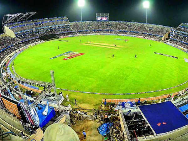 ధోని గుడి ముందు నిలబడి గణపతి ఆశీర్వాదాలు