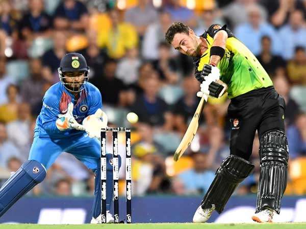 రెండు క్యాచ్లు జారవిడిచిన భారత ఫీల్డర్లు