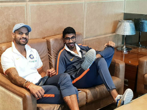 కెమెరాకు ధావన్-బుమ్రా ఫోజు