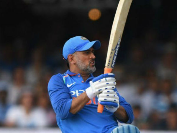 #2 మైలురాళ్లను మిస్సైన భువనేశ్వర్ కుమార్, ధోని