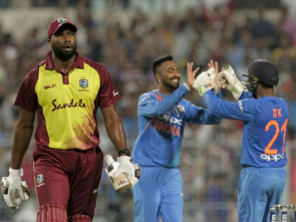 కృనాల్ పాండ్యా బౌలింగ్ వేస్తుండగా