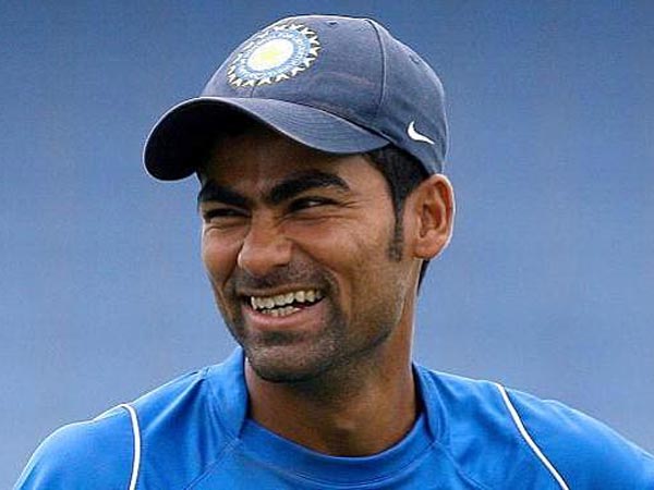 కైఫ్ మాత్రం రిసెప్షన్ వద్దకు వెళ్లి