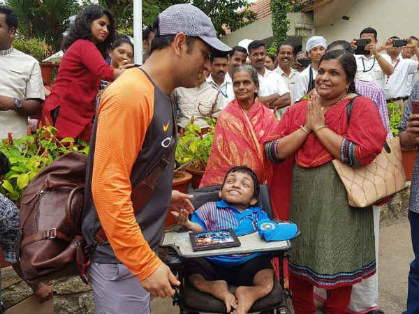 హోటల్ సిబ్బంది కోసం ఉచితంగా టిక్కెట్లను