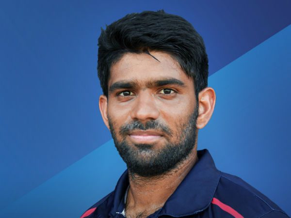అత్యధిక వికెట్ల సాధించిన బౌలర్గా