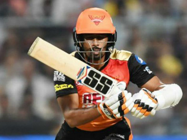విడిచిపెట్టిన ఆటగాళ్లలో సాహా, హేల్స్