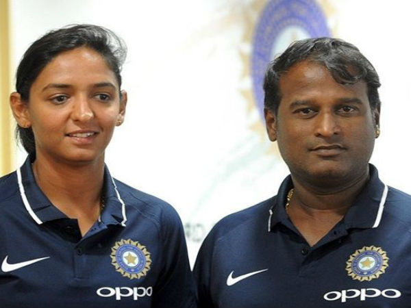 కోచ్గా రమేశ్ పొవార్ను కొనసాగించమని