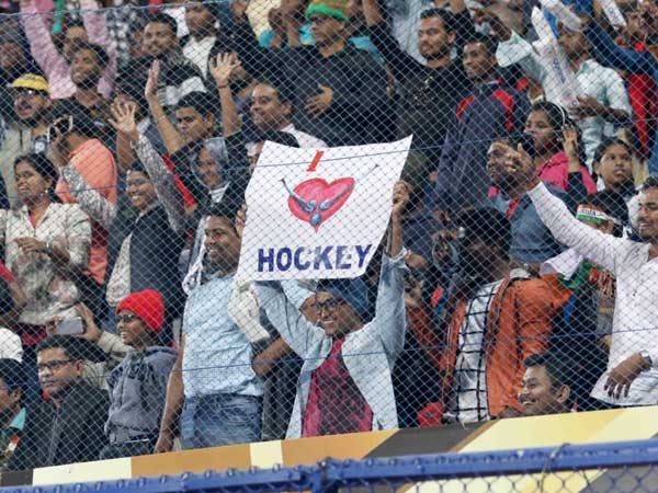 రెండు జట్ల మధ్య హోరాహోరీ పోరాటం