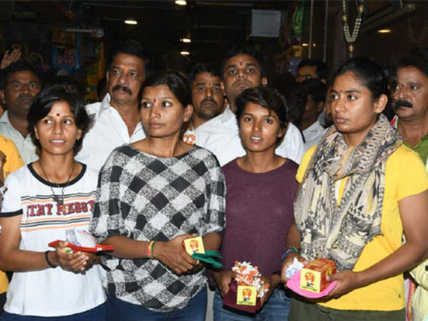 దుర్గమ్మను దర్శించుకున్న మిథాలీ