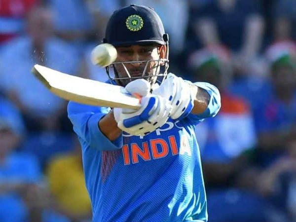 ధోని జాగ్రత్తగా ఆటను గమనిస్తాడు