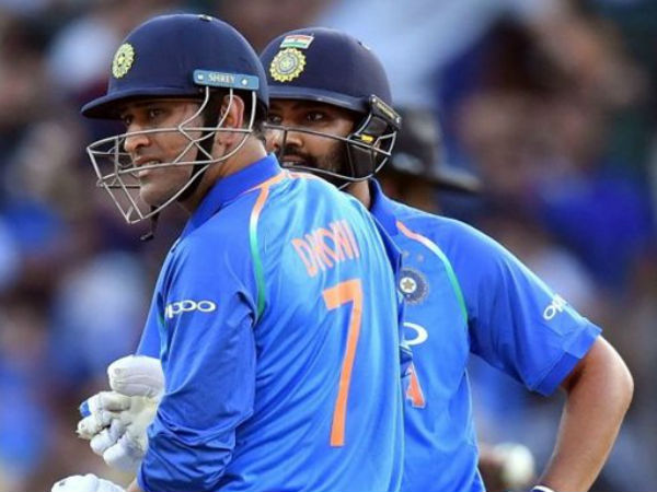 మ్యాన్ ఆఫ్ ది సిరీస్ అవార్డుని అందుకున్న ధోని