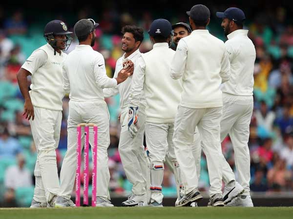 కుల్దీప్తో పాటు కోహ్లీ కూడా మైదానంలోనే