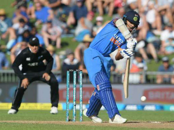 220 పరుగుల లక్ష్యంతో