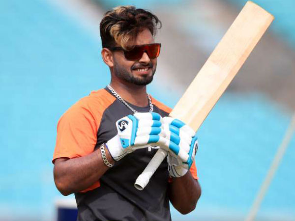 పంత్ సునాయాసంగా సిక్స్లు బాదగలడు