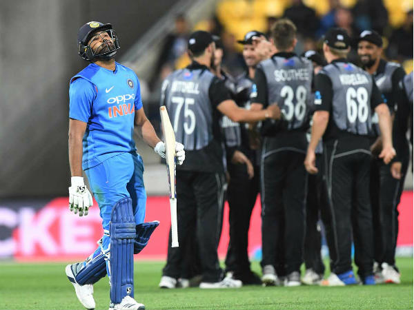 220 పరుగుల లక్ష్యంతో