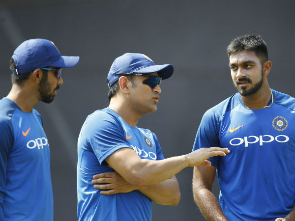 వన్డే సిరిస్కు దూరమైన దినేశ్ కార్తీక్