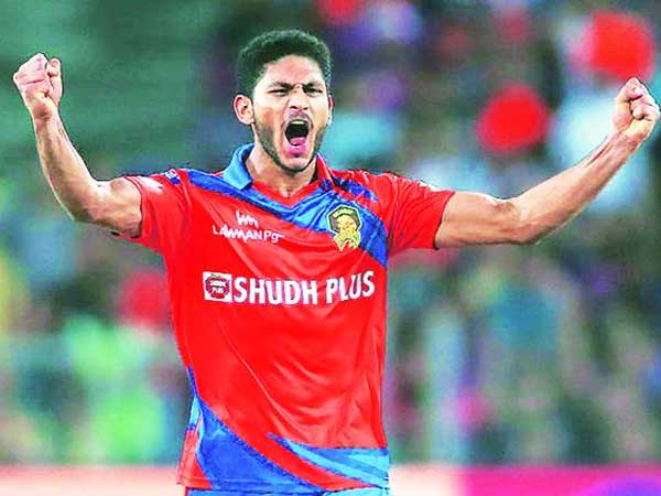 అత్యధిక పరుగులు ఇచ్చిన బౌలర్