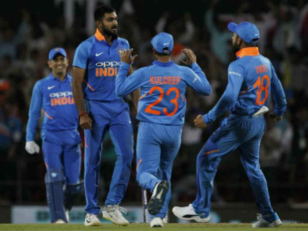 ఆఖరి ఓవర్లో ఆసీస్ విజయానికి 11 పరుగులు