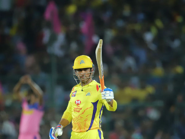 ఆవేశంగా మైదానంలోకి ధోనీ: